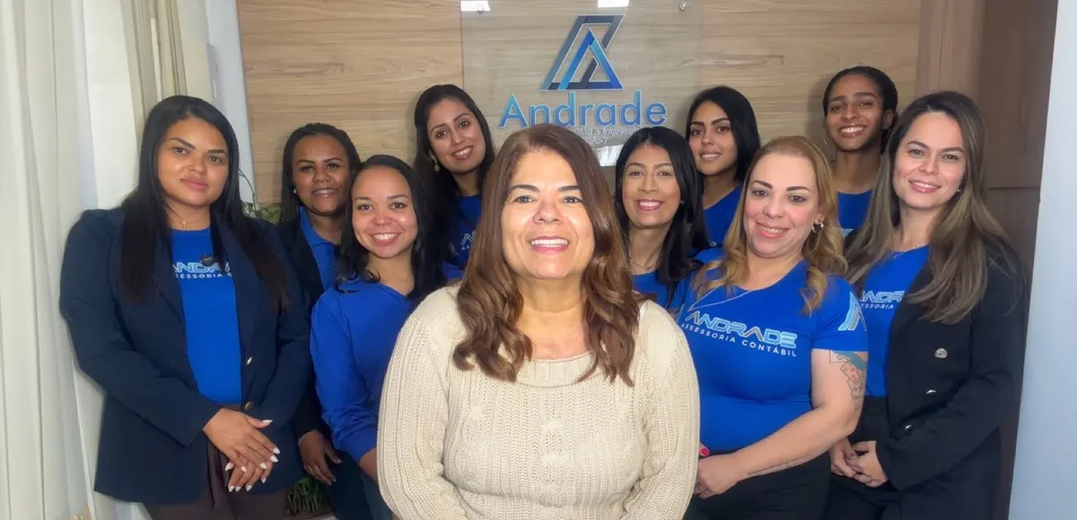 Equipe da Andrade Contabilidade reunida no escritório